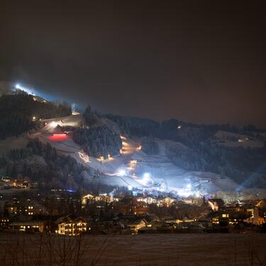 kitzbühel ski race at night